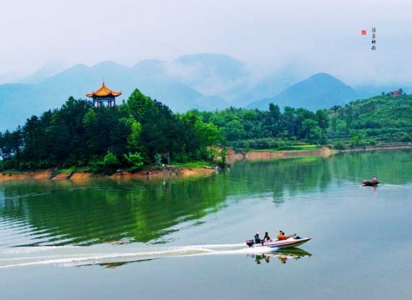 西臨碧波盪漾的溫泉湖(鯰魚山水庫),融山,水,泉於一體